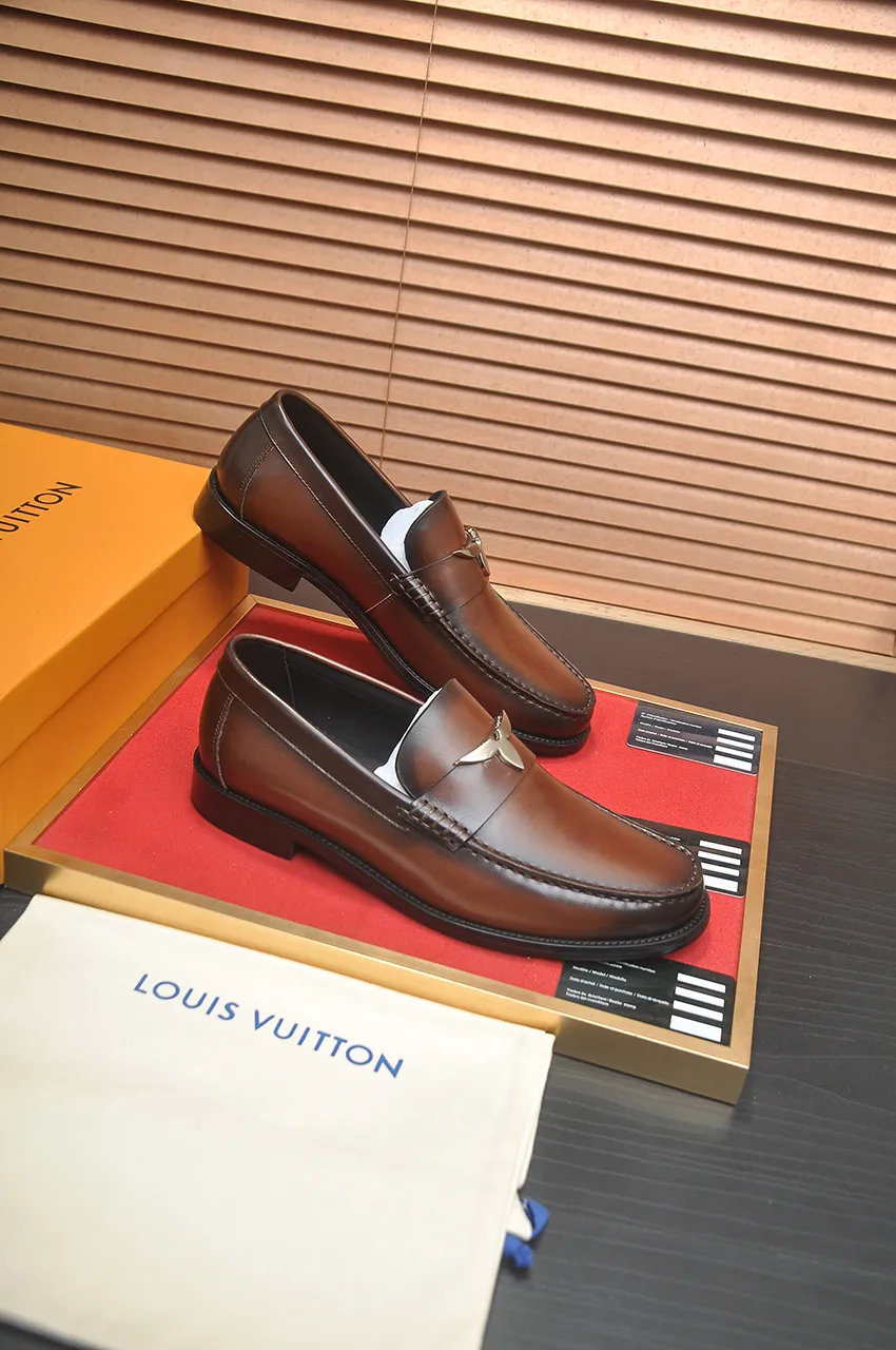 Men's men's shoes 💰560💶 [LV] (original single cowhide lining) 🍀LV's latest genuine leather business suit shoes are launched simultaneously on the official website. The first-layer cowhide imported from Italy is made of heavy gold, 💥1:1 rubber outsole from the official website. Versatile to wear, high-end without losing class, and the color combination is extraordinary. This four-season style is alluring when worn on your feet, showing off your big-name flair. Standard code 38-44 (45 customized)